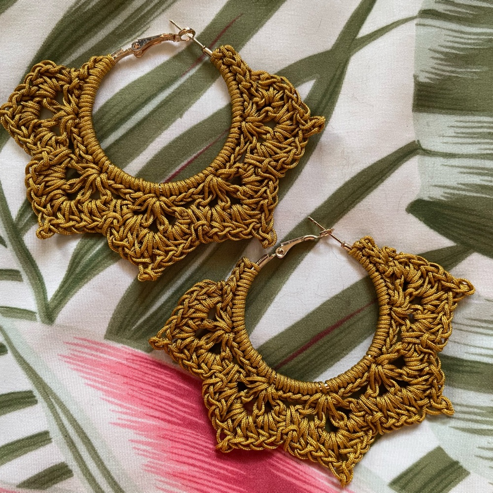 ❌SOLD❌CROCHET FLORAL LACE HOOP EARRINGS- GOLD